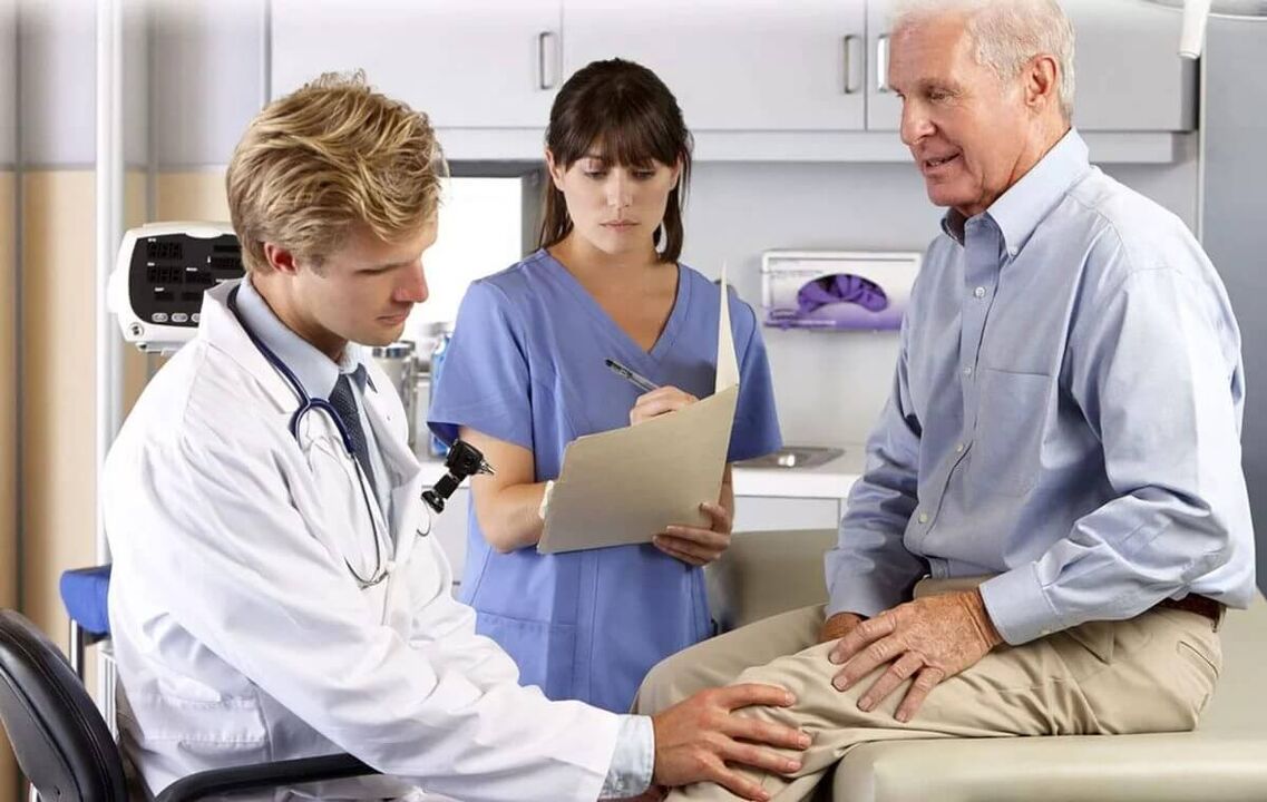 Bir doktor randevusunda diz artrozlu yaşlı bir adam