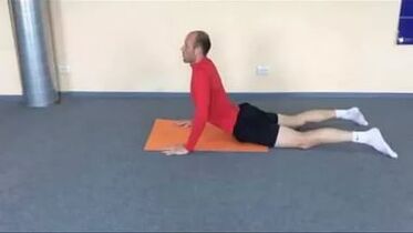 Egzersiz terapisi, osteokondroz ile zayıflamış sırt kaslarının güçlendirilmesine yardımcı olacaktır